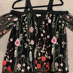 Beautiful off the shoulder floral top. Size small.